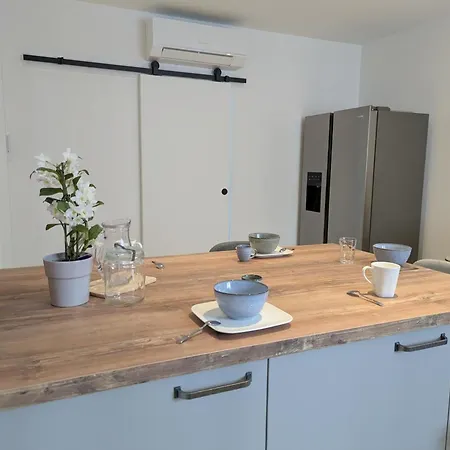 Maison Avec Climatisation Au Coeur Du Village - 6 Pers. - Fr-1-653-290 * Saint-Simon (Charente)