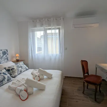 Maison Avec Climatisation Au Coeur Du Village - 6 Pers. - Fr-1-653-290 * Saint-Simon (Charente)